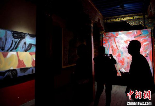 模拟科技新闻发布会 周力个展“四季”拉萨开幕 探索西藏东说念主文传统与女性力量